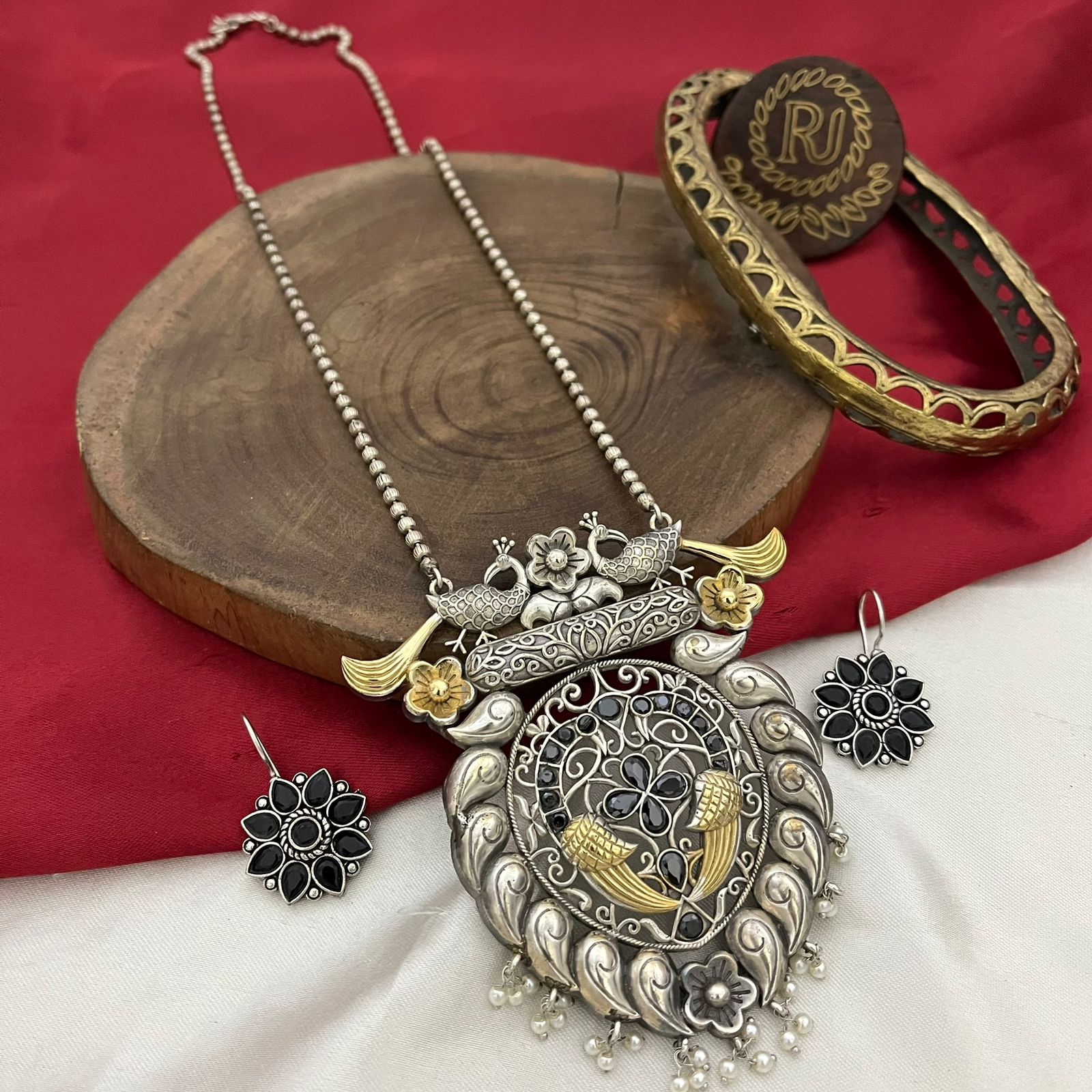 FS Collection Royal 2 Tone Pota Stone And Pearl Long Necklace Set