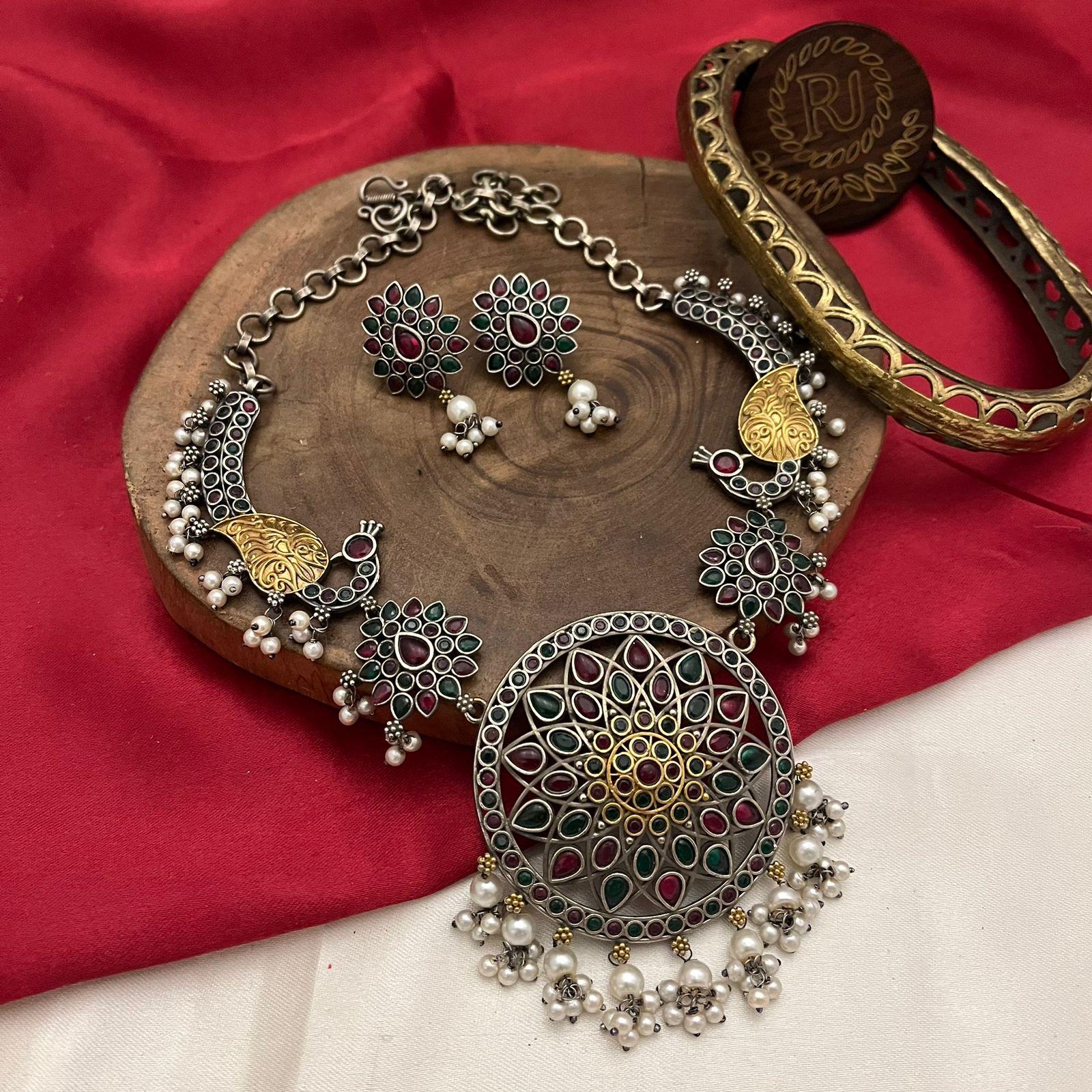 FS Collection Royal 2 Tone Pota Stone And Pearl Necklace Set