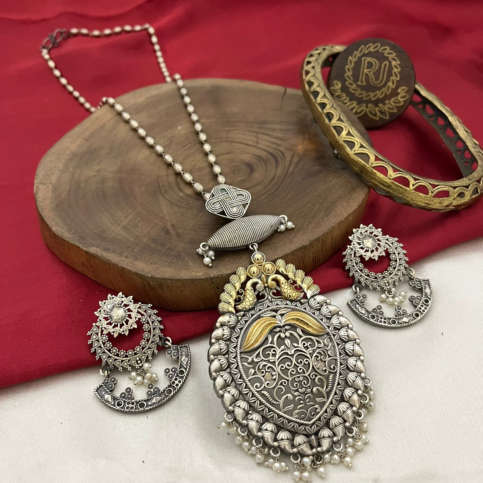 FS Collection Royal 2 Tone Pota Stone And Pearl Long Necklace Set