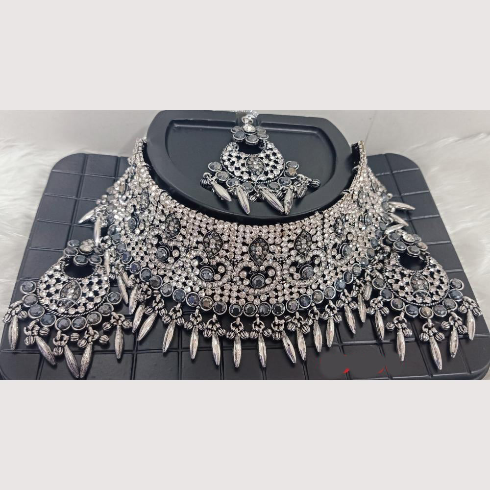 Crescent Creation Chic Sparkle Elegant Stone Necklace for Trendy Occasions