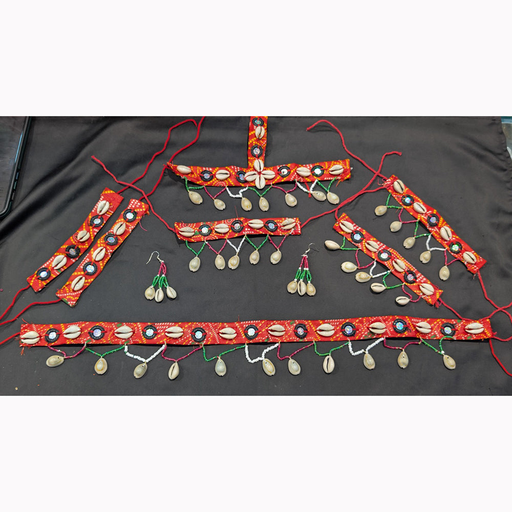 Akruti Collection Royal Glow Mirror And Shell Pearl Bridal Set