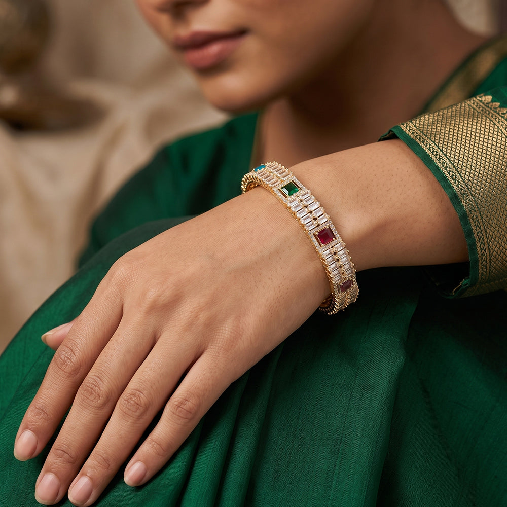 Js Fashion Elegant CZ Stone Wedding Wear Broad Bangles for Women