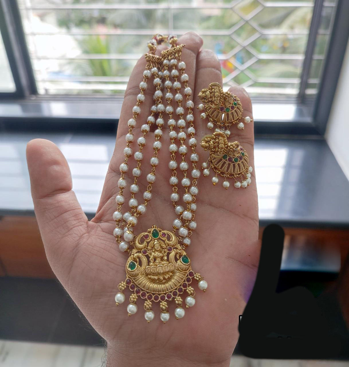 FS Collection Antique Pota Stone And Pearl Detailing Temple Necklace Set