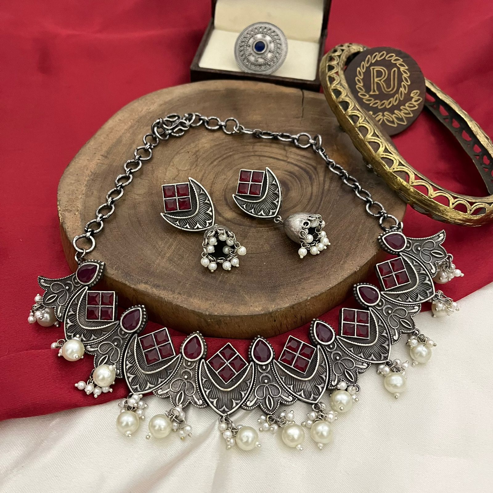 FS Collection Vintage Look Oxidised Pota Stone And Pearl Necklace Set