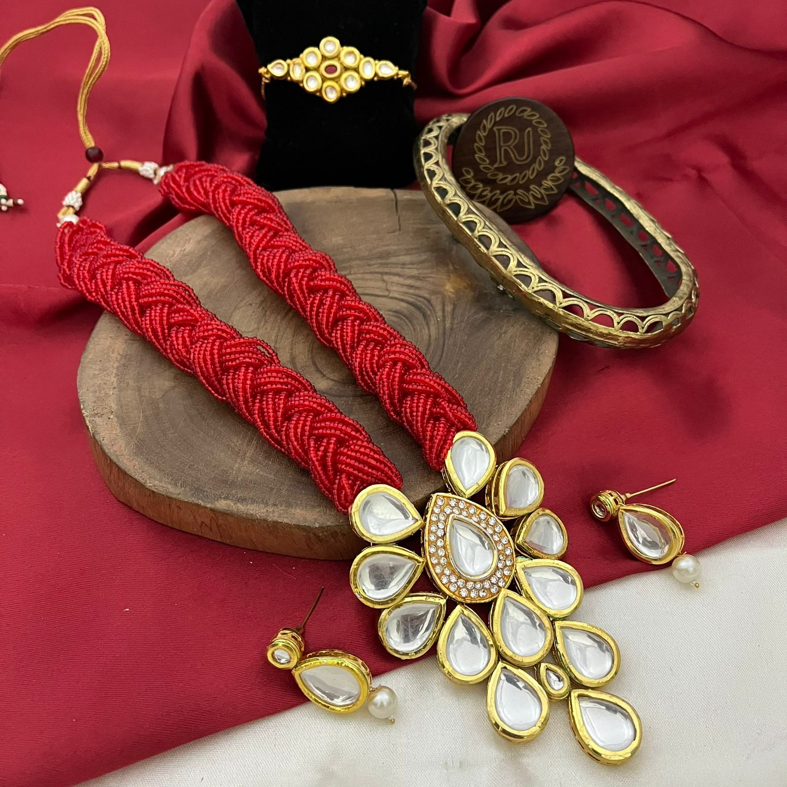 FS Collection Glamorous Kundan Stone And Pearl Necklace Set