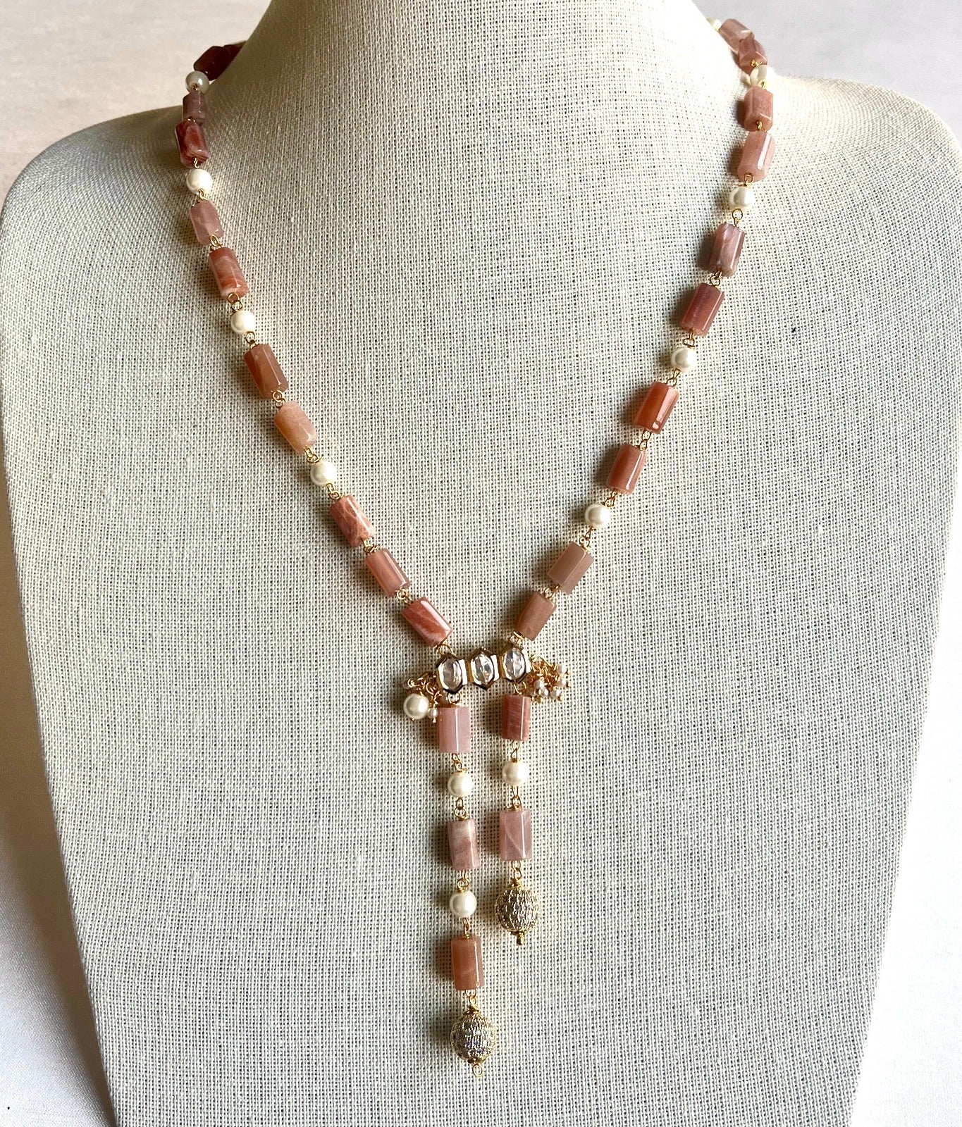 Jewel Treatzz Elegant Agate Beaded, Pearls & Gold Plated Split Necklace Atteched With Kundan Pendant