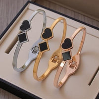 VM Imitation Designer Heart-Shaped Openable Bracelet