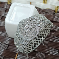 NAFJ Fashionable Crystal And Austrian Delicate Openable Bracelet