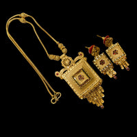 Shipra Gold Forming Gold Necklace Set