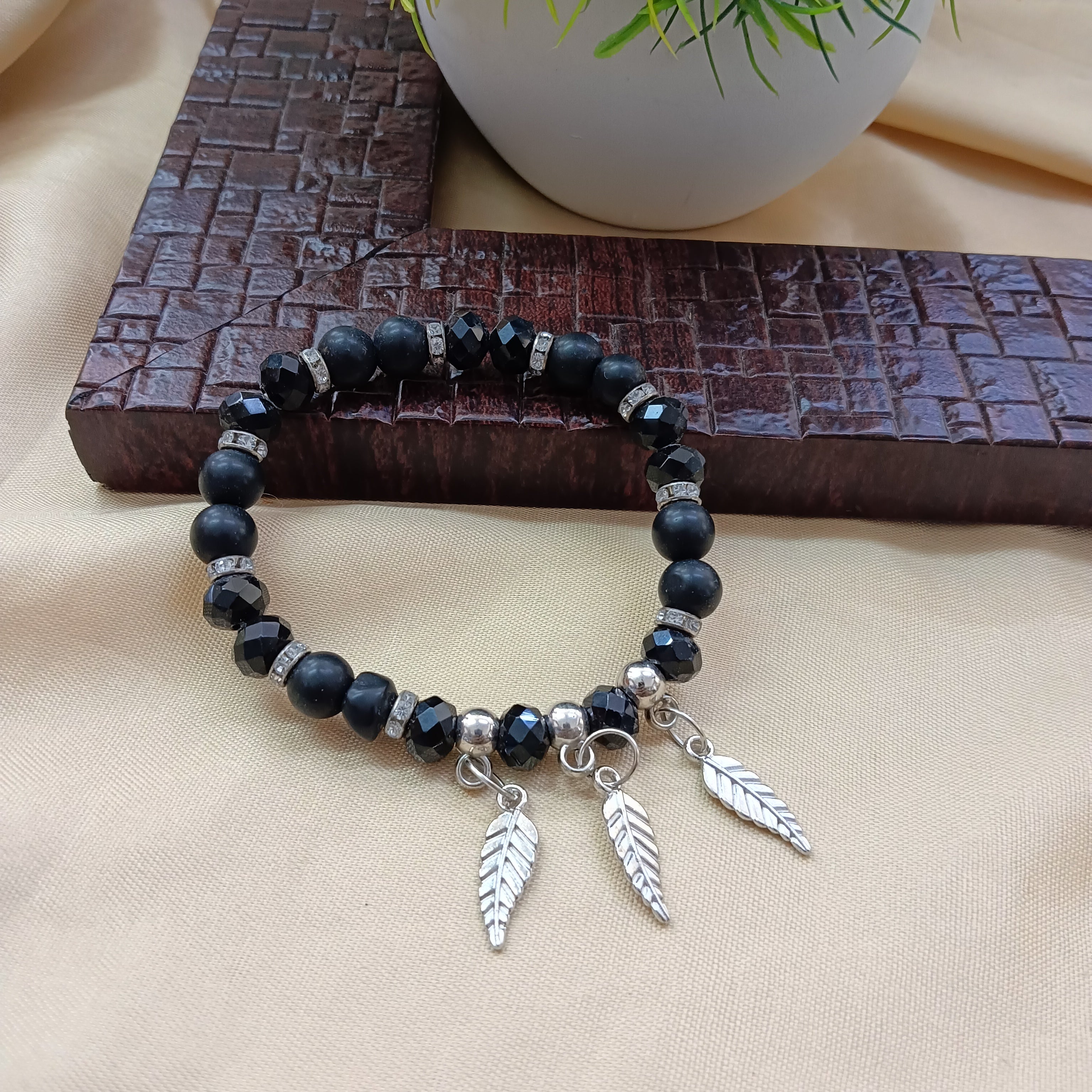 Urthn Nature Inspired Leaf Charm Beads Bracelet (Pack of 6)