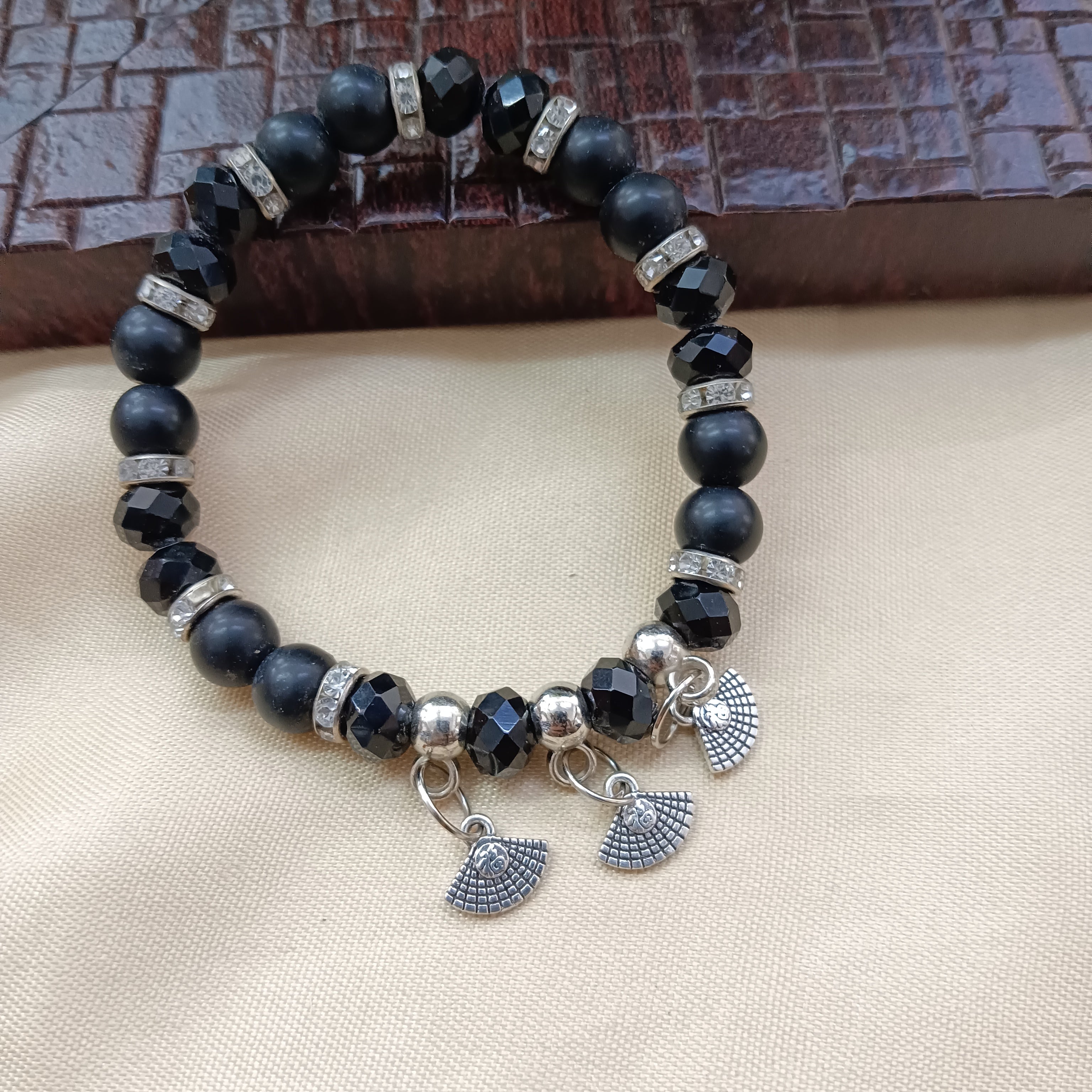 Urthn Ocean Inspired Shell Charms Beaded Bracelet (Pack of 6)