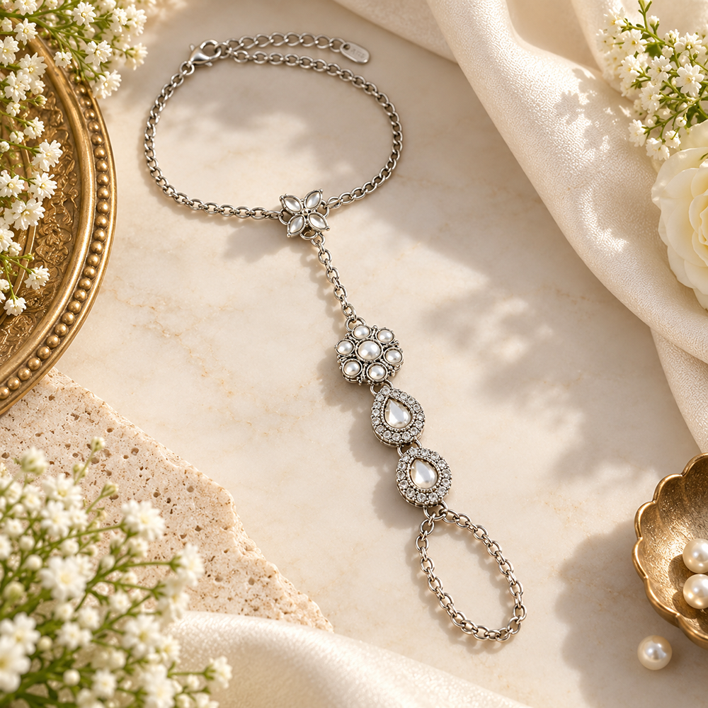Urthn Bohemian Style Chin Anklet with Connected Toe Ring for Women Trendy Foot Jewellery