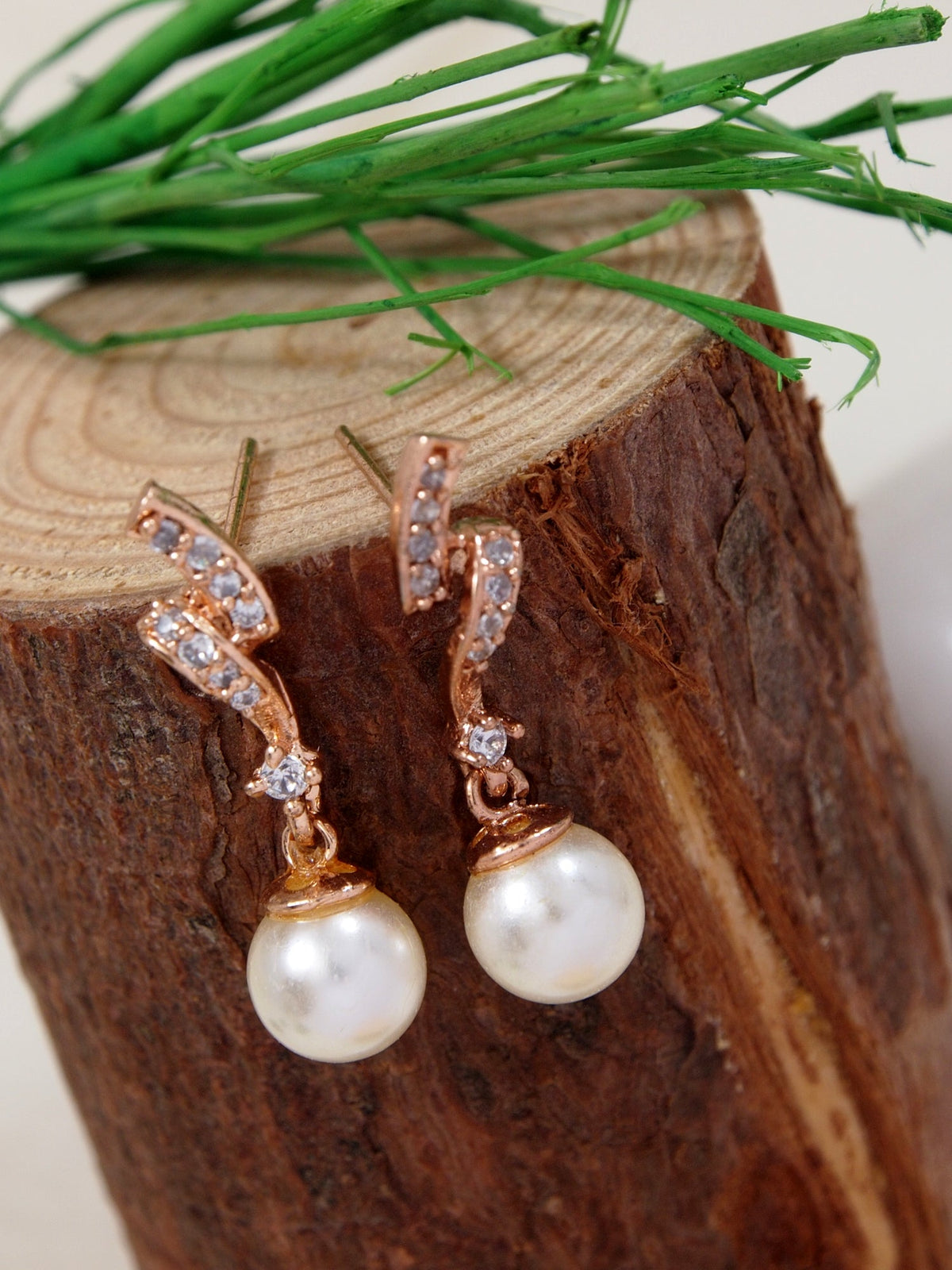 Etnico Rose Gold Plated Special Fashion Cubic Zirconia American diamond Stud Earrings For Women