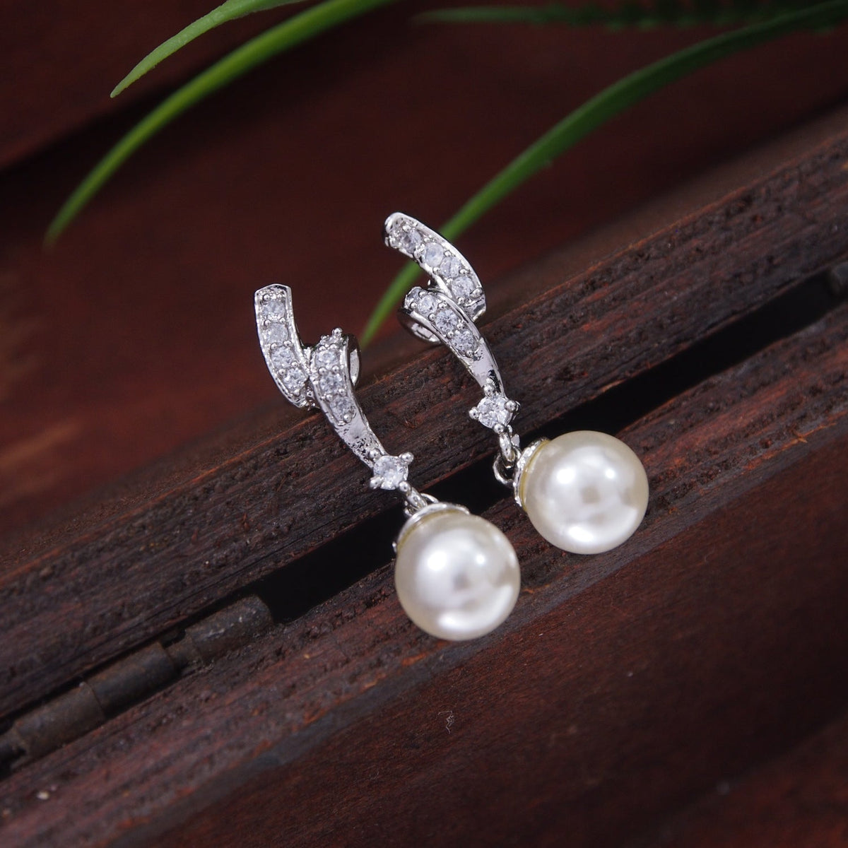 Etnico Silver Plated Special Fashion Cubic Zirconia American diamond Stud Earrings For Women