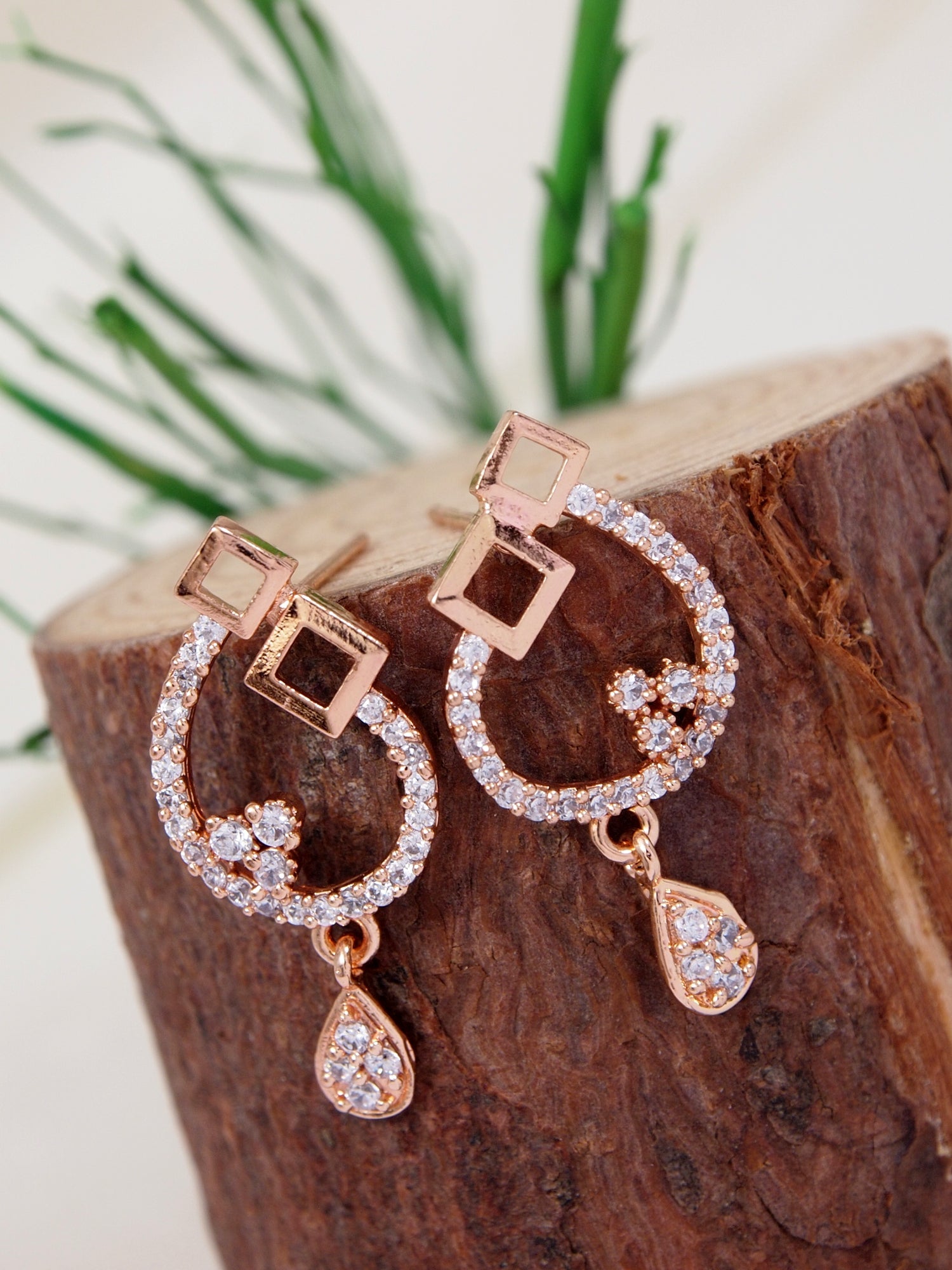 Etnico Rose Gold Plated Special Fashion Cubic Zirconia American Diamoand Stud Earrings For Women