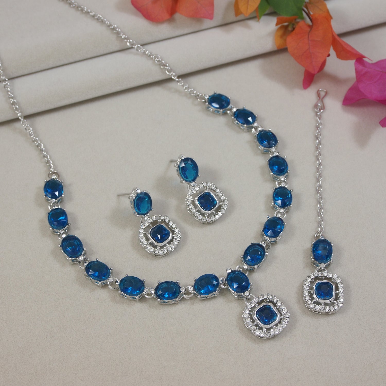 Etnico Silver Plated Stylish Design Crystal Diamond Necklace & Earrings Jewellery Set for Women (Montana)