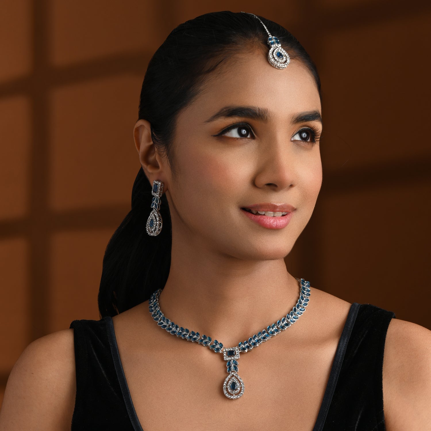 Etnico Silver Plated Elegant Leaf Motif Necklace Set with Earrings & Maang Tika for Women (IJ402ZMo)