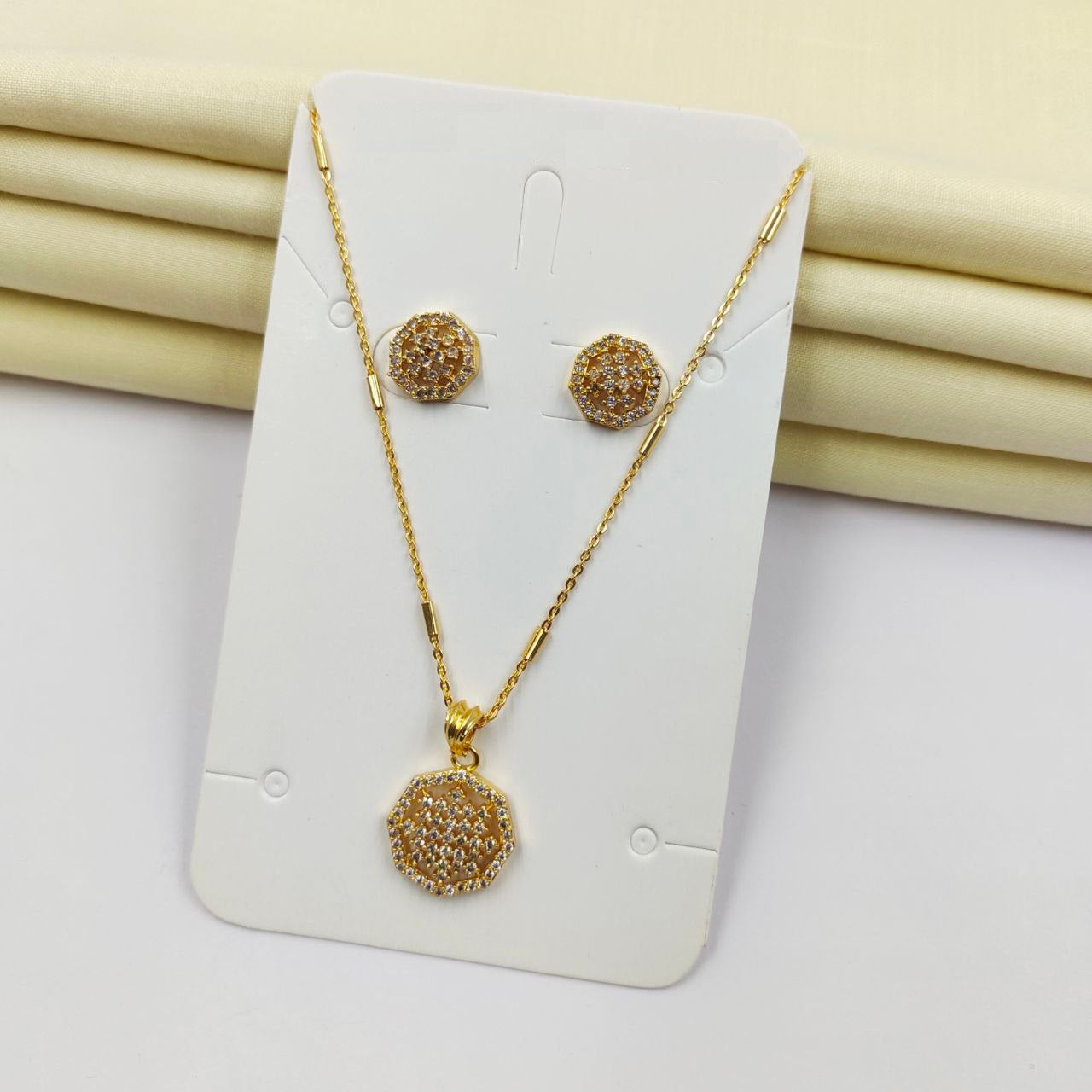 AV Universal Gold Plated Fancy AD Pendant Set