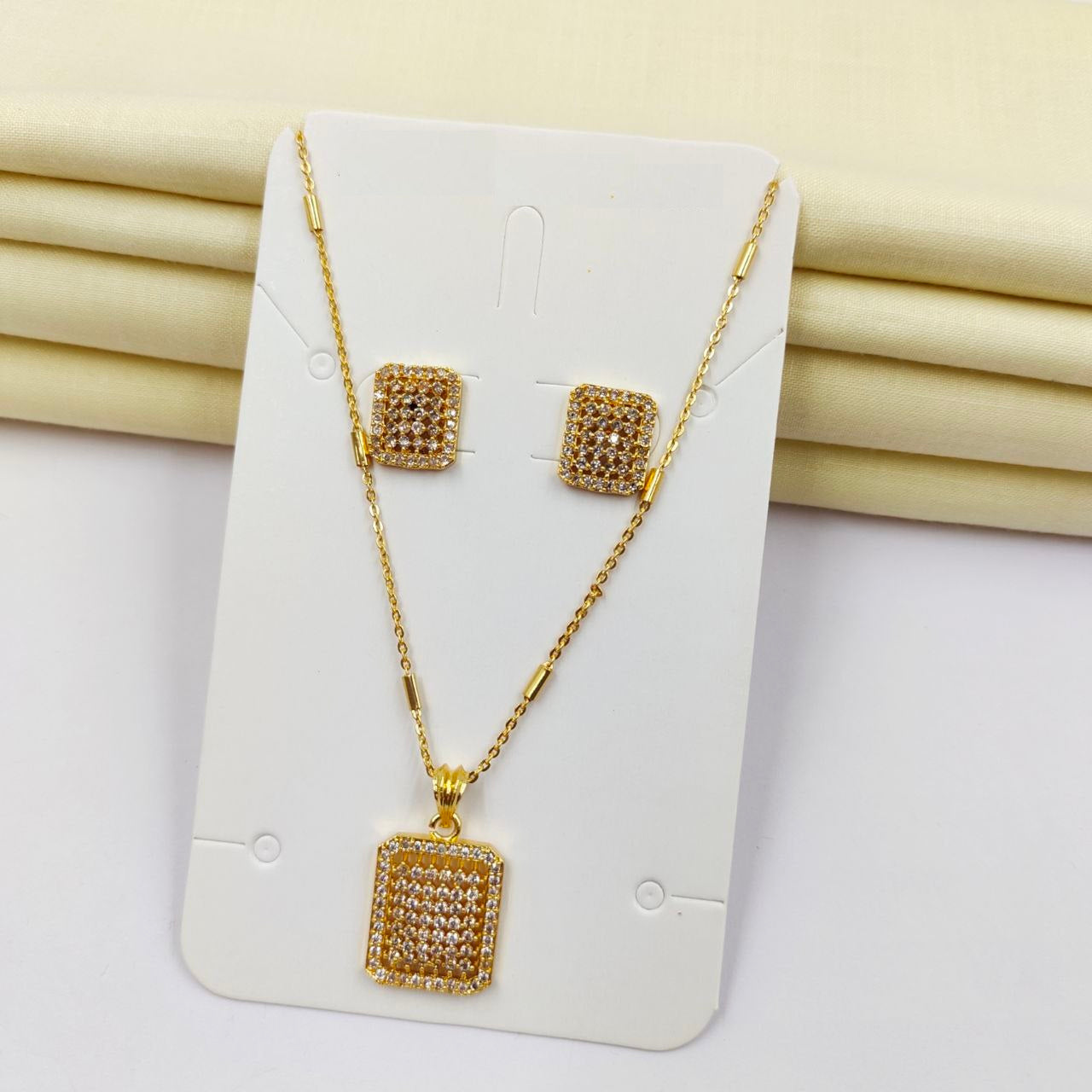 AV Universal Gold Plated Fancy AD Pendant Set