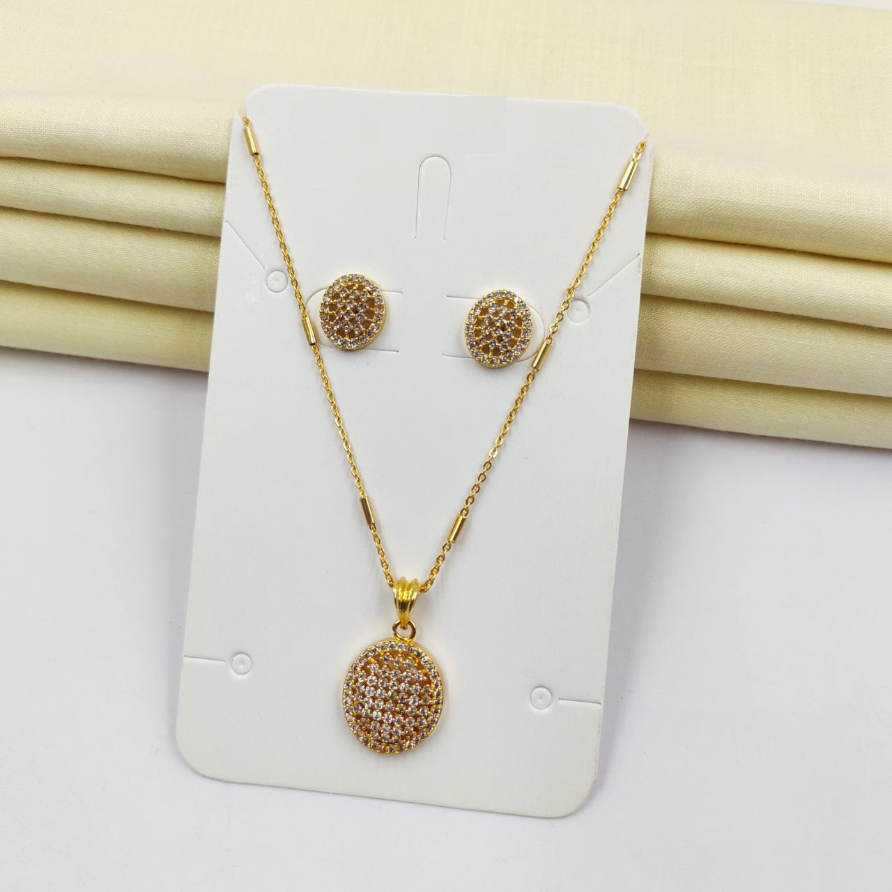 AV Universal Gold Plated Fancy AD Pendant Set