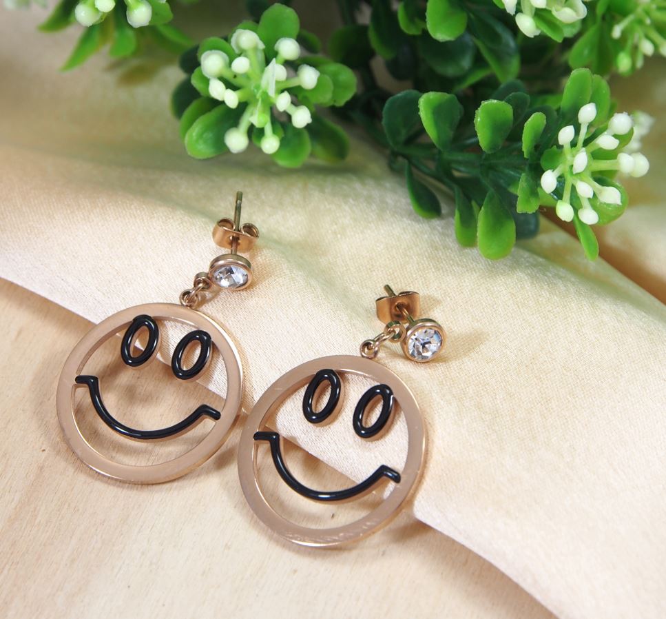 Tarohi JewelsStainless Steel Rosegold Plated Smiley Face Earring- STNER 2703