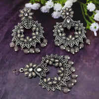 Jinu Arts Oxidised Plated Kundan and Beads Earrings with Maang Tikka