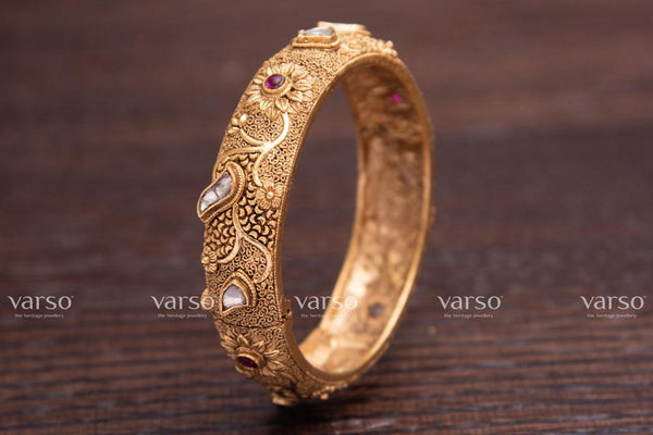 Varso Kempu & Kundan Gold Antique Brass Alloy Kada -215025