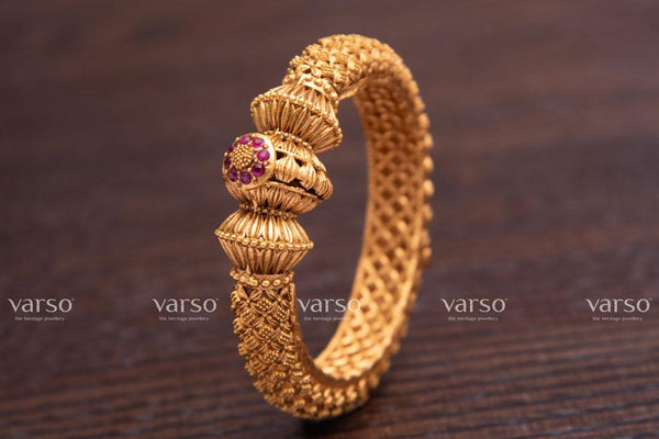 Varso Ruby Gold Antique Brass Alloy Kada -215041