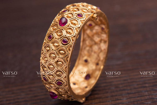 Varso Kempu Gold Antique Brass Alloy Kada -215051