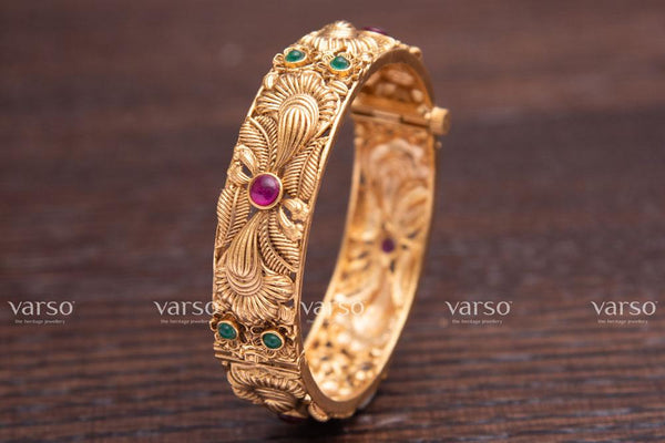Varso Kempu & Emerald Gold Antique Brass Alloy Kada -215062