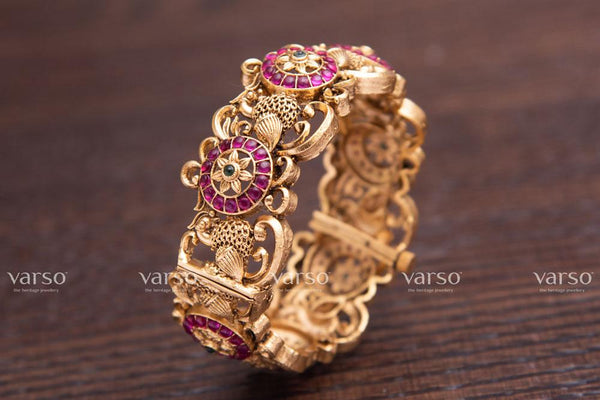 Varso Kempu & Emerald Gold Antique Brass Alloy Kada -215068