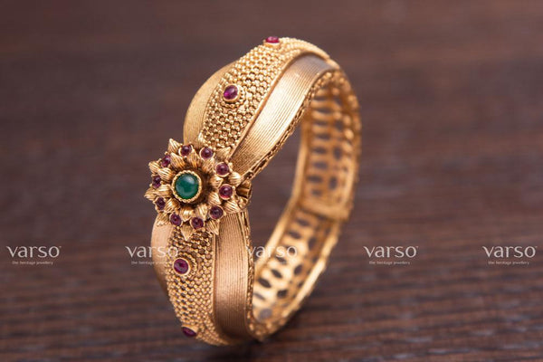 Varso Kempu & Emerald Gold Antique Brass Alloy Kada -215069