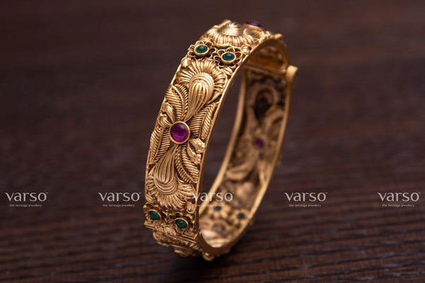 Varso Kempu & Emerald Gold Antique Brass Alloy Kada -215075