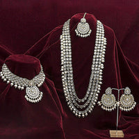 Etnico Traditional 18K Gold Plated Kundan & Pearl Studded Bridal Choker Necklace Jewellery Set With Earrings & Maang Tikka for Women (IJ325W)