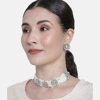 Etnico 18K Rhodium Plated Traditional Pearl Beaded Choker Necklace Jewellery Set with Earrings For Women/Girls (ML228ZW)